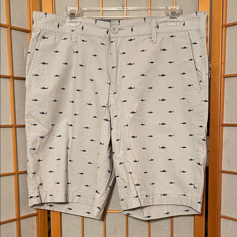 Men's Retrofit Light Gray Shark Print Chino Flat Front Shorts Size 34 4 pockets